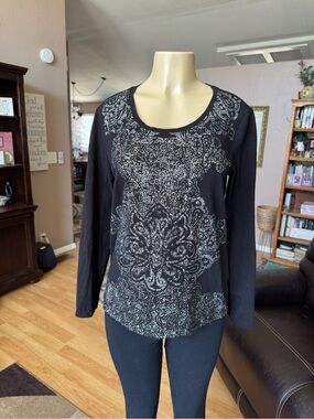 Zenergy by Chico’s black long sleeve top with silver medallion print-size Li